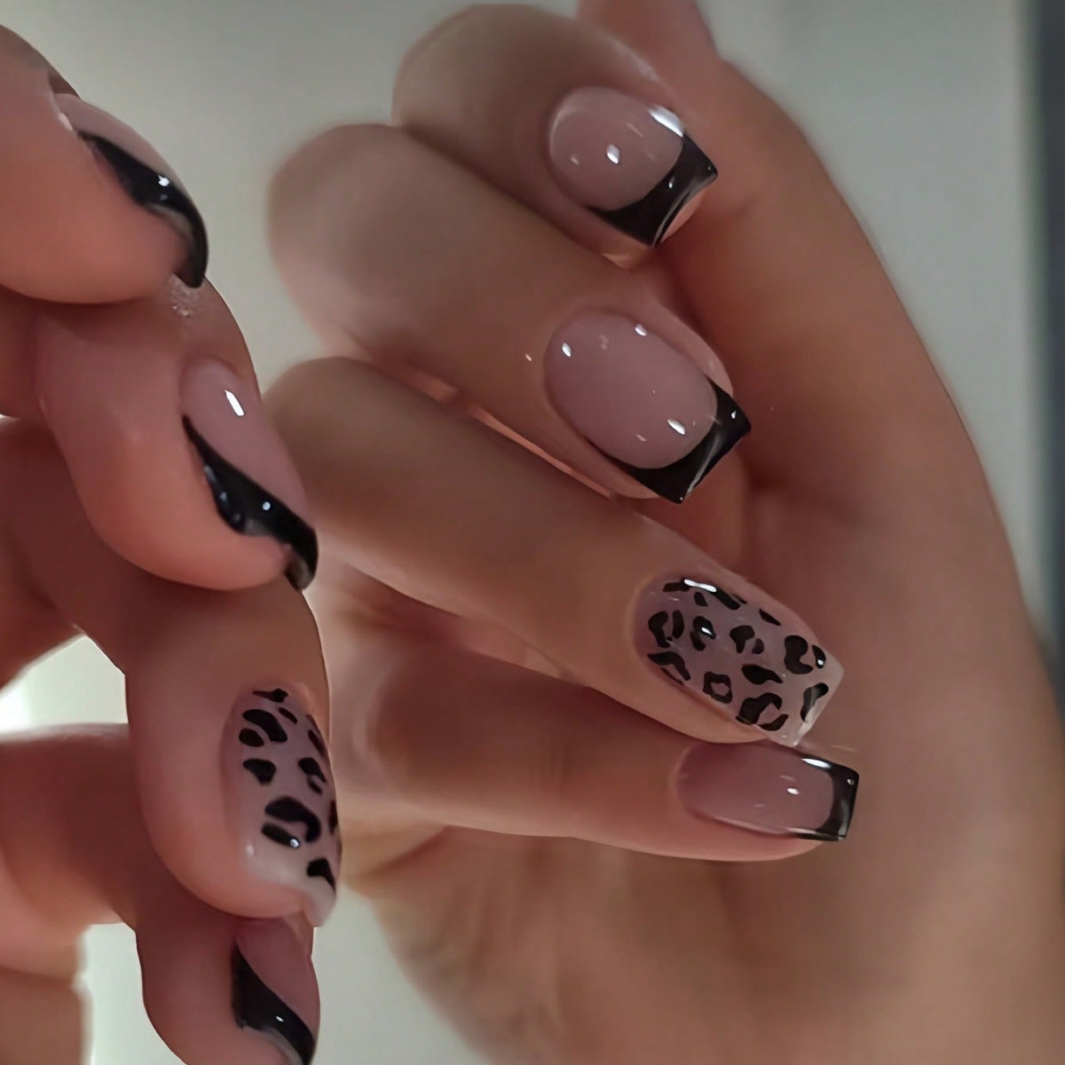 Kunstnagelset mit elegantem Leopardenmotiv und schwarzem French Design Brehn