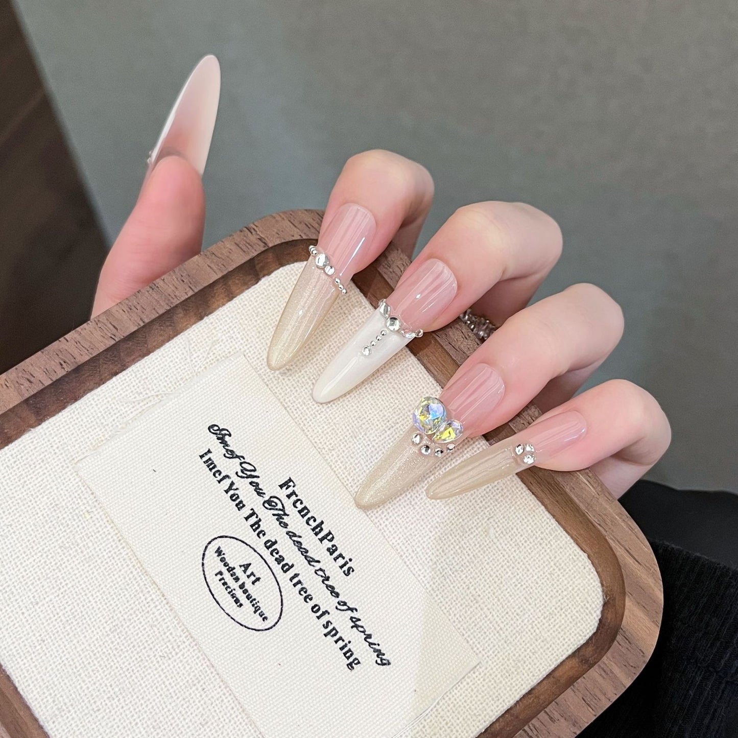 Elegante dekorative Press-On Nail Set Brehn