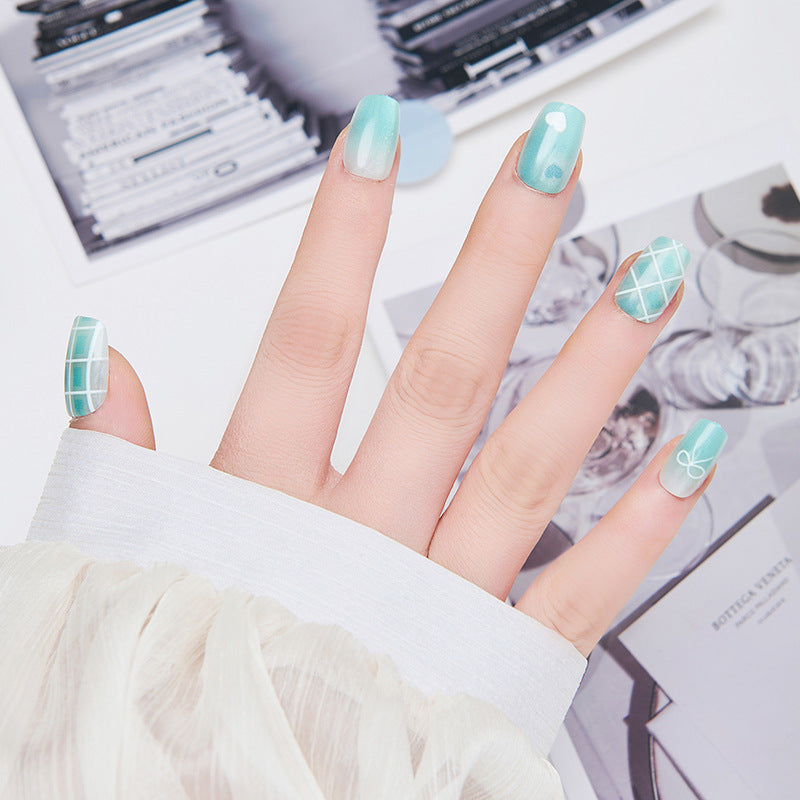 Kunstvolle Nagelverlängerungen mit floralen Akzenten Brehn