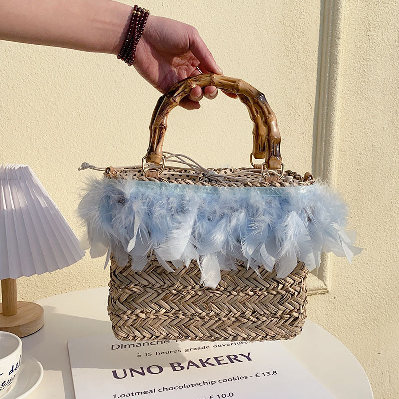 Damen Handtasche mit eleganter Federverzierung und strukturiertem Korbdesign Brehn