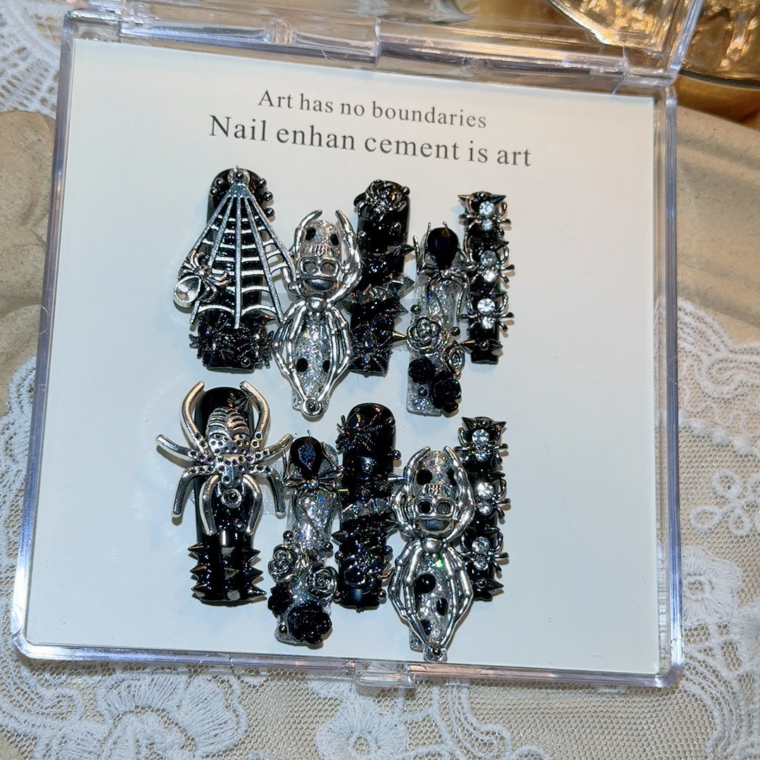 Gothic-inspirierte Nagelkunst-Dekorationen