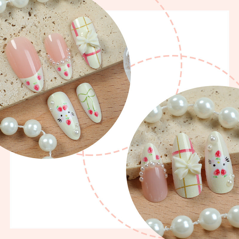 Dekoratives Press-On-Nagelset mit floralen und fantasievollen Designs Brehn