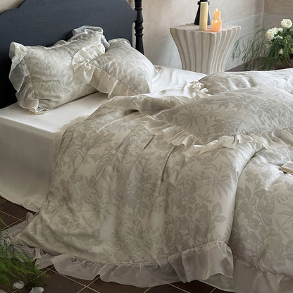Elegantes Bettwäsche-Set aus feinem Satin-Jacquard mit zartem Blumenrelief und dekorativem Volant