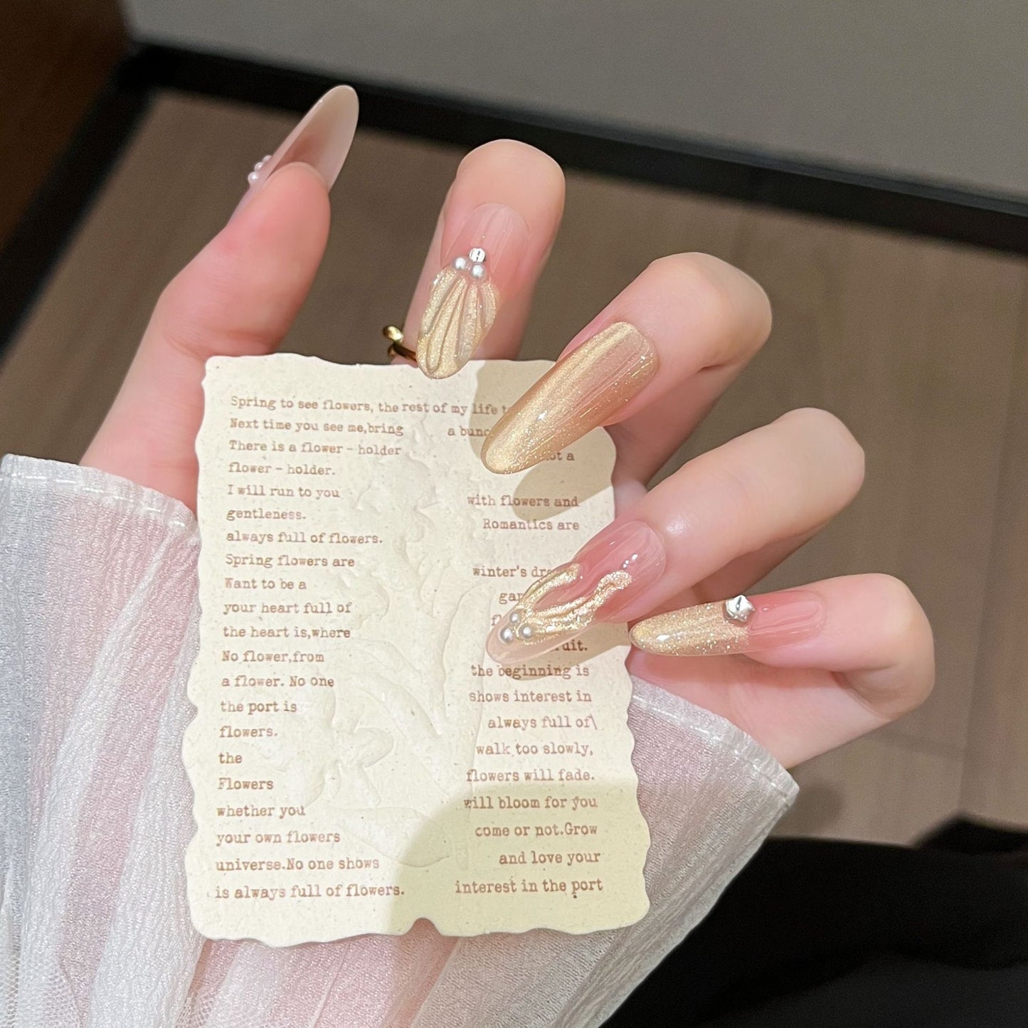 Künstlerische Stiletto Press-On Nagelkunst mit schimmernden Akzenten Brehn