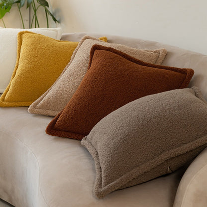 Dekoratives Teddy‑Fleece‑Kissen mit wattierter Füllung und Kedernaht