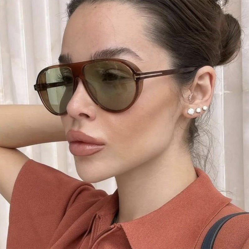Damen stilvolle Sonnenbrille im aerodynamischen Design Brehn