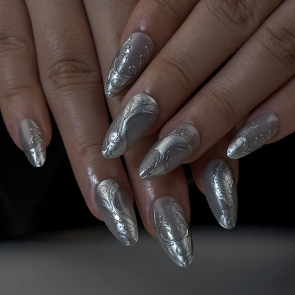 Kunstvolle Stiletto-Nägel mit elegantem Silber-Design Brehn