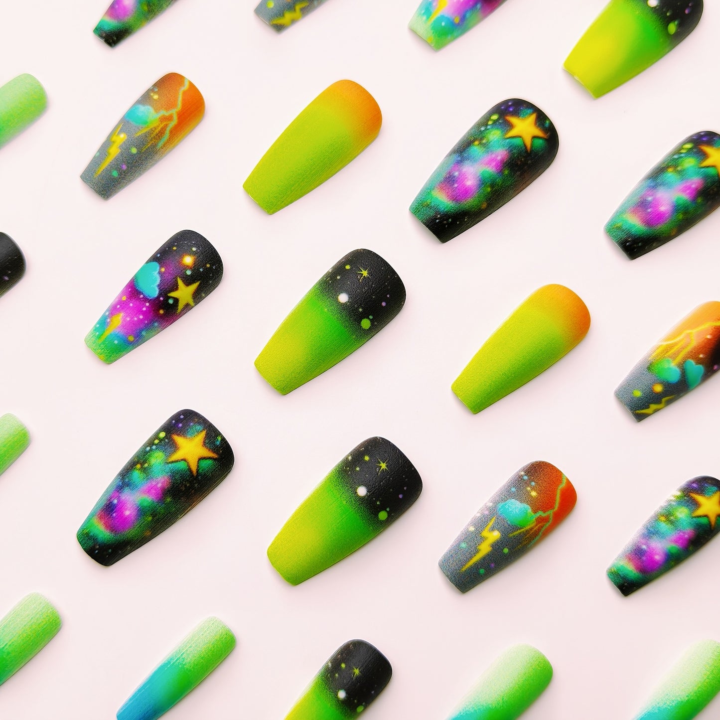 Kreative Kunstnägel mit Neon Galaxy-Motiv Brehn