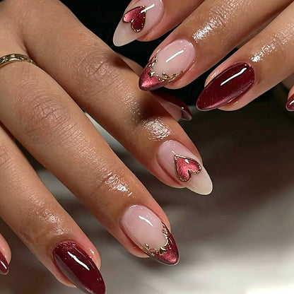 Kunstvolle Stiletto-Nägel mit Herzmotiven und Glitzerverzierung Brehn