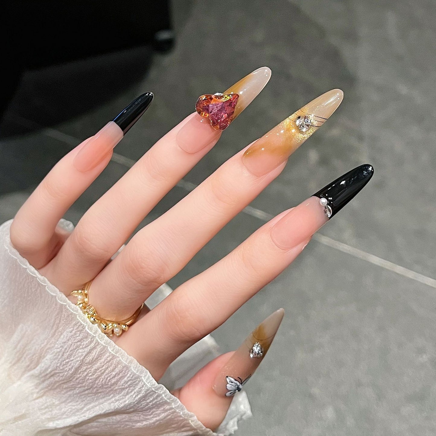 Künstlerische 3D-Schmetterlings- und Edelstein-Nagelverlängerungen Brehn