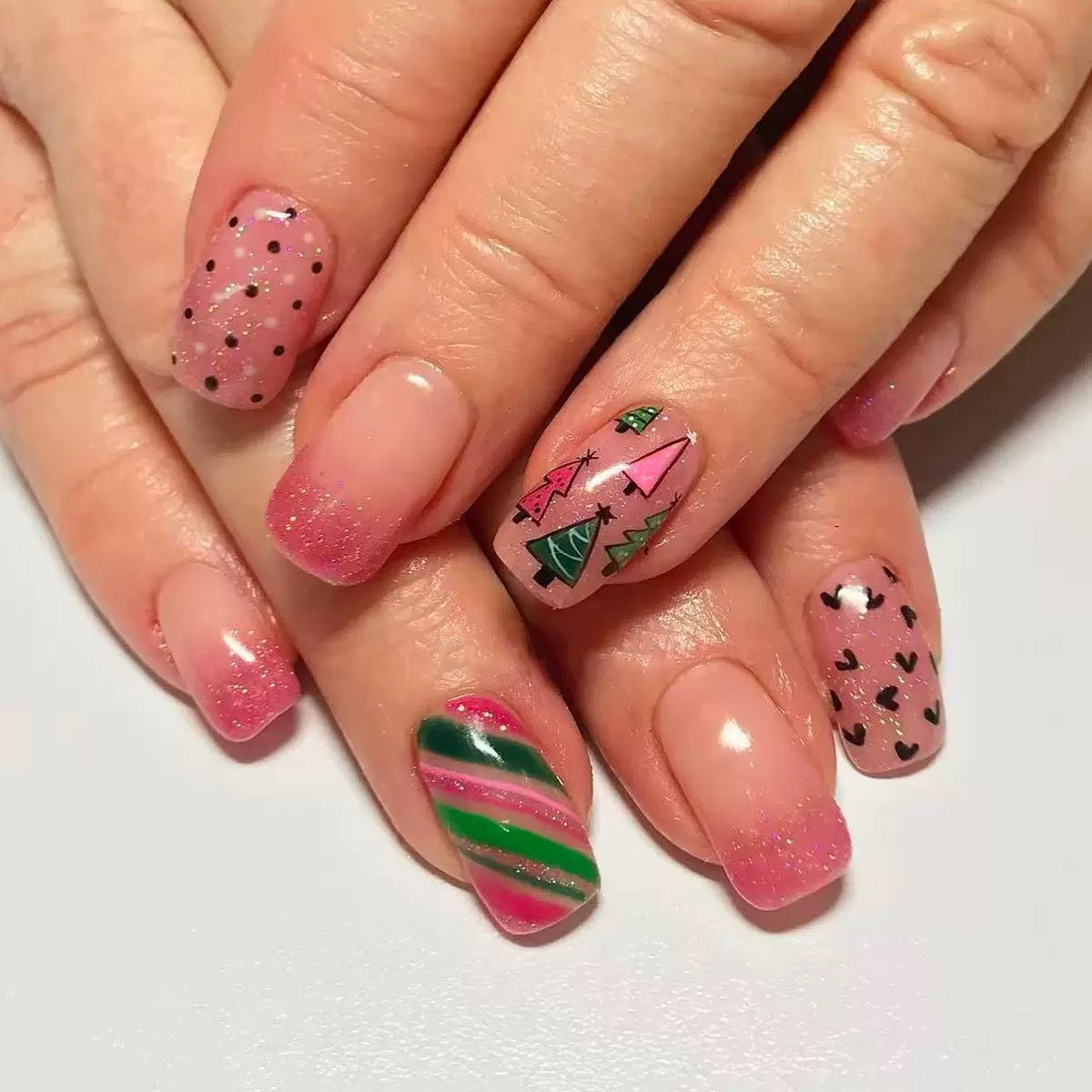 Kunstnagelset mit festlichen Weihnachtsmotiven und funkelnden Akzenten Brehn