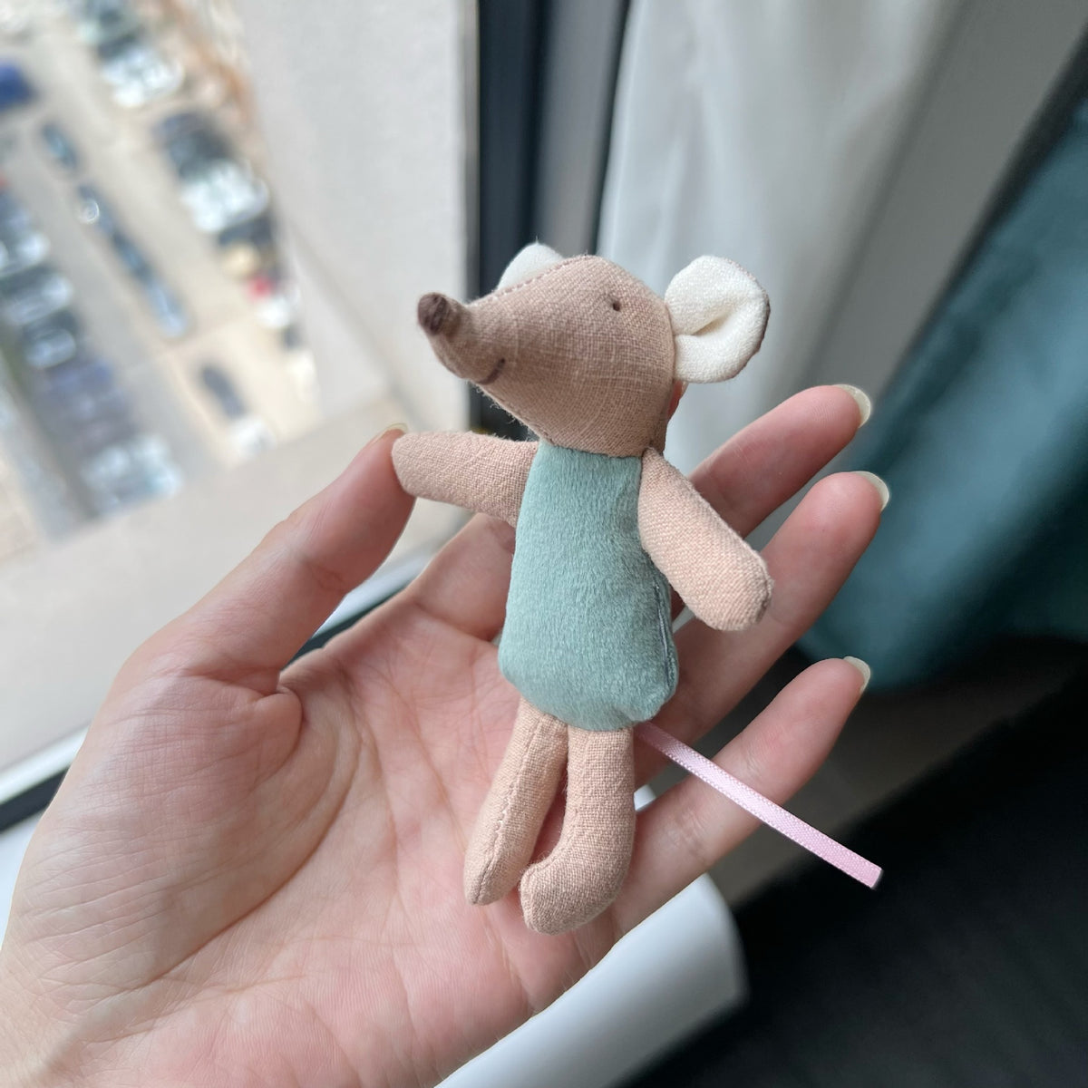 Handgemachte Leinen Lange-Glied-Bunny-Puppe mit gesticktem Karotten-Overalls
