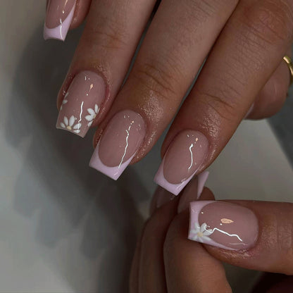 Elegantes französisches Spitzen-Design mit floraler Nail Art
