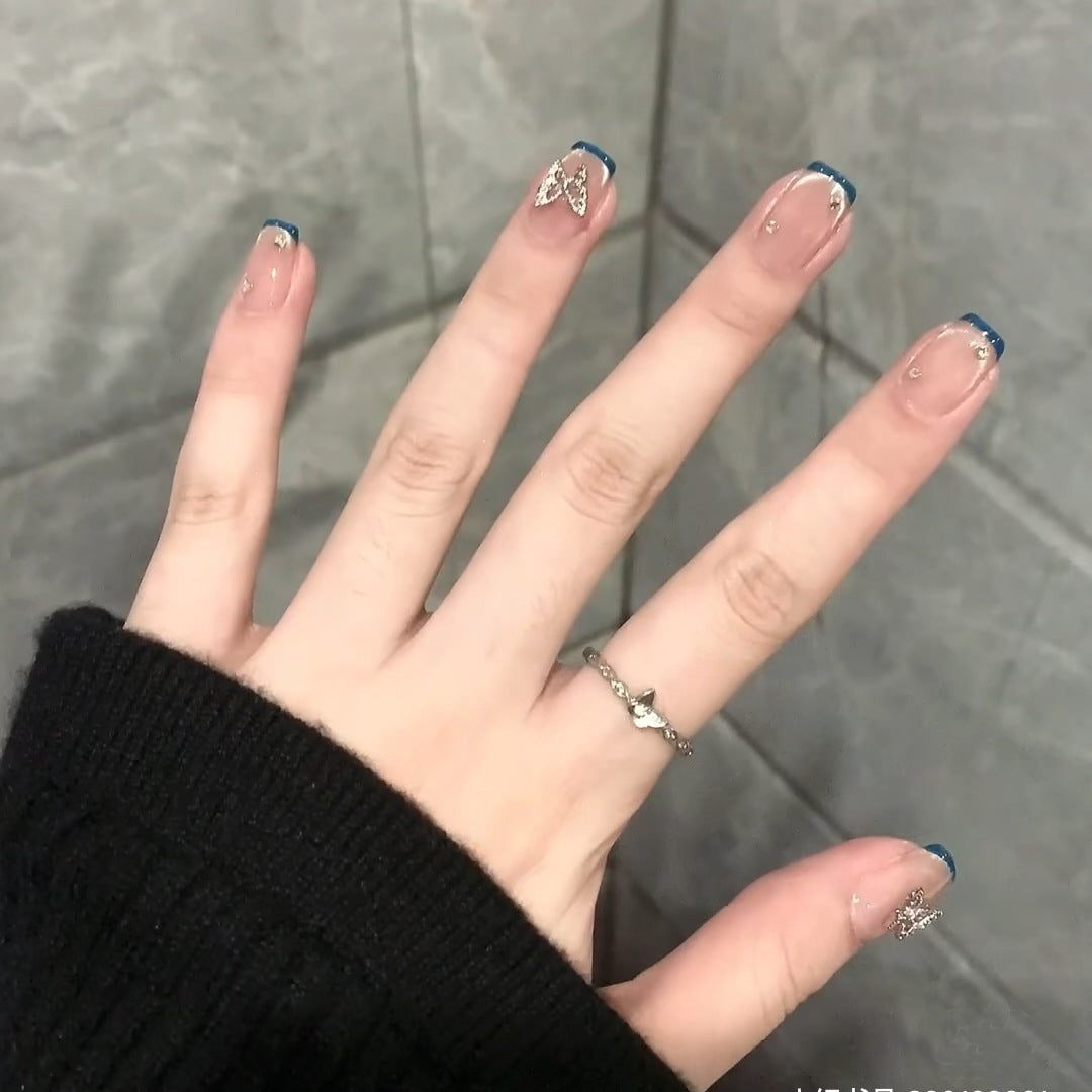 Kunstnägel mit Trendigen Französischen Spitzen und Dekorativen Glitzerakzenten Brehn