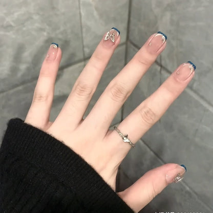 Kunstnägel mit Trendigen Französischen Spitzen und Dekorativen Glitzerakzenten Brehn