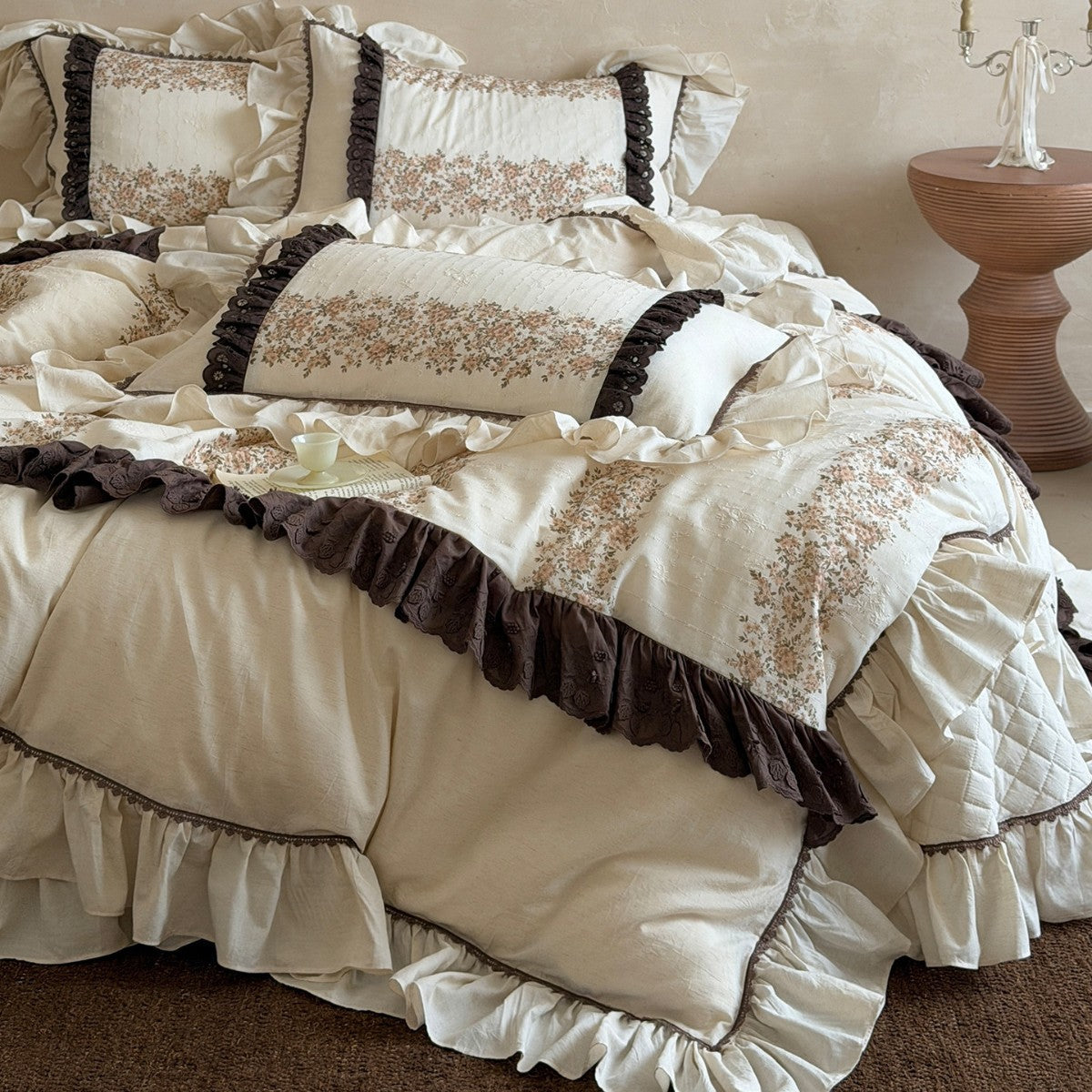 Vintage Cottage Floral Rüsch Bettbezug Set mit gestepptem Bolster und tiefem Bettrock