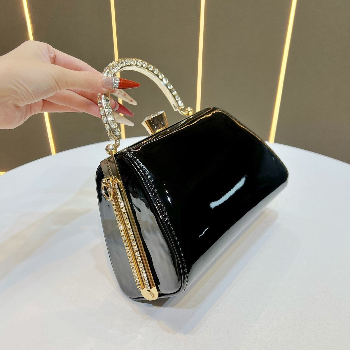 Elegante Handtasche aus patentiertem Leder für den Abend