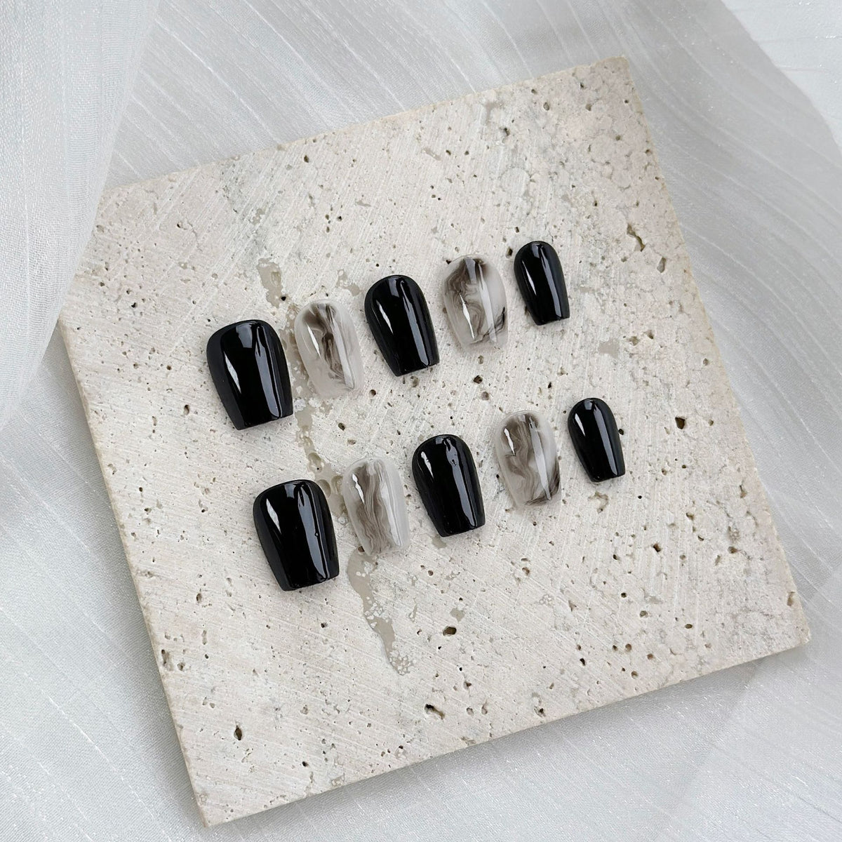 Künstlerisches Gel Press-On Nagelset mit Marmor- und glänzendem Finish