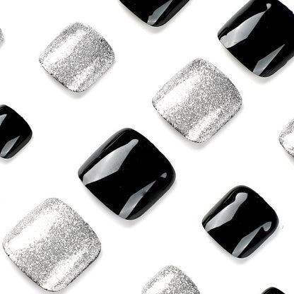 Kunstvolle Fußnagelkunst mit Glitzer- und Schwarzdesign Brehn