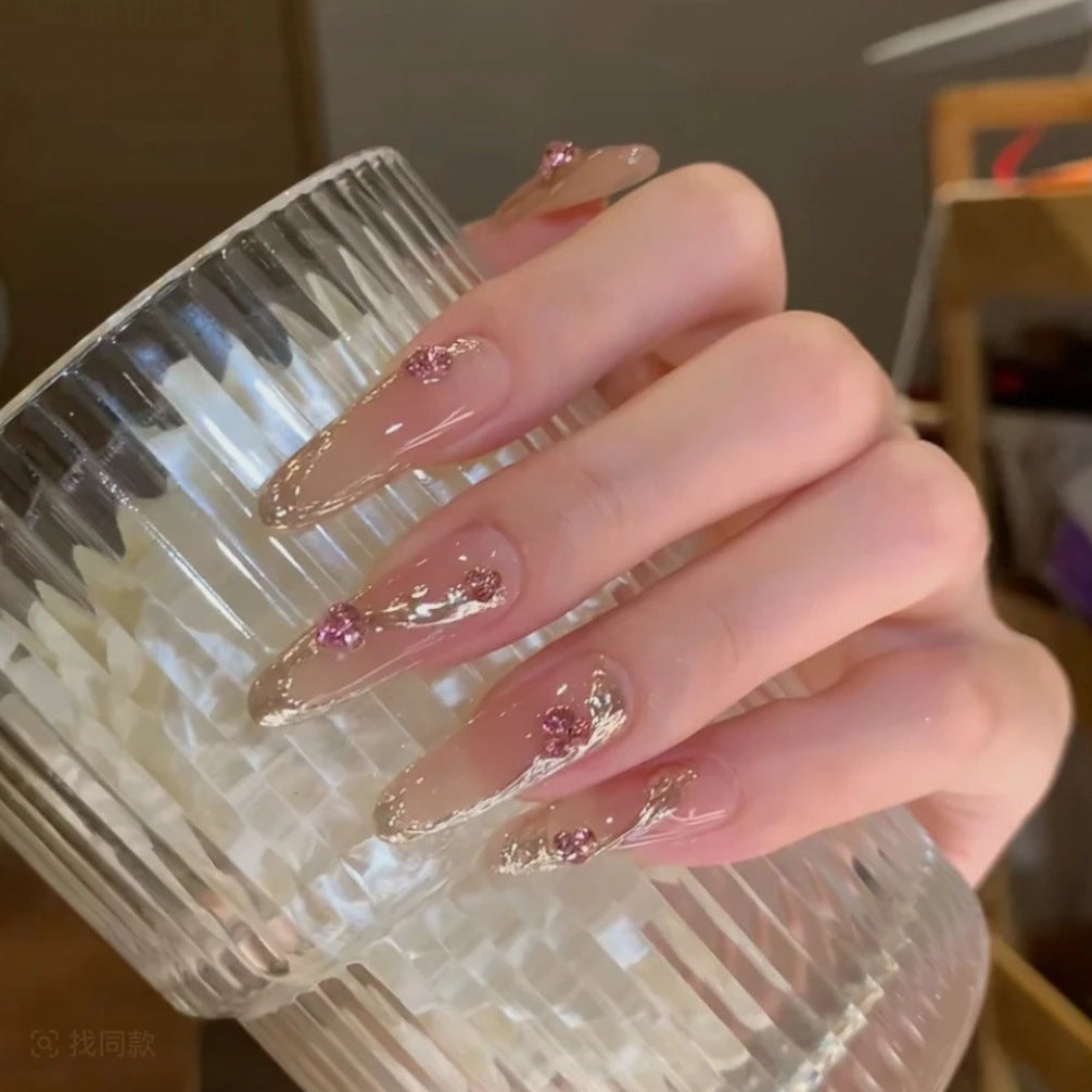 Dekorative Acrylnagelverlängerungen mit floralen Akzenten
