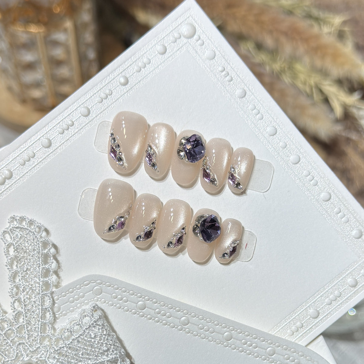 Elegantes Press-On-Nagel-Set mit Edelsteinakzenten Brehn