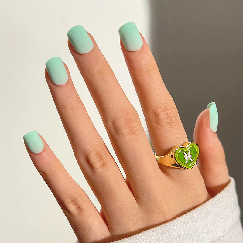 Modische Nagelkunst mit mattem Finish und Herz-Design Brehn