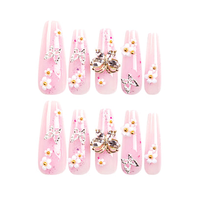 Kunstvolle Nagelverlängerungen mit Glitzer und floralen Akzenten Brehn