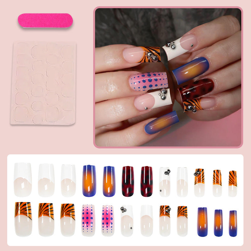 Kunstnagelset mit kreativen Dekorationen Brehn