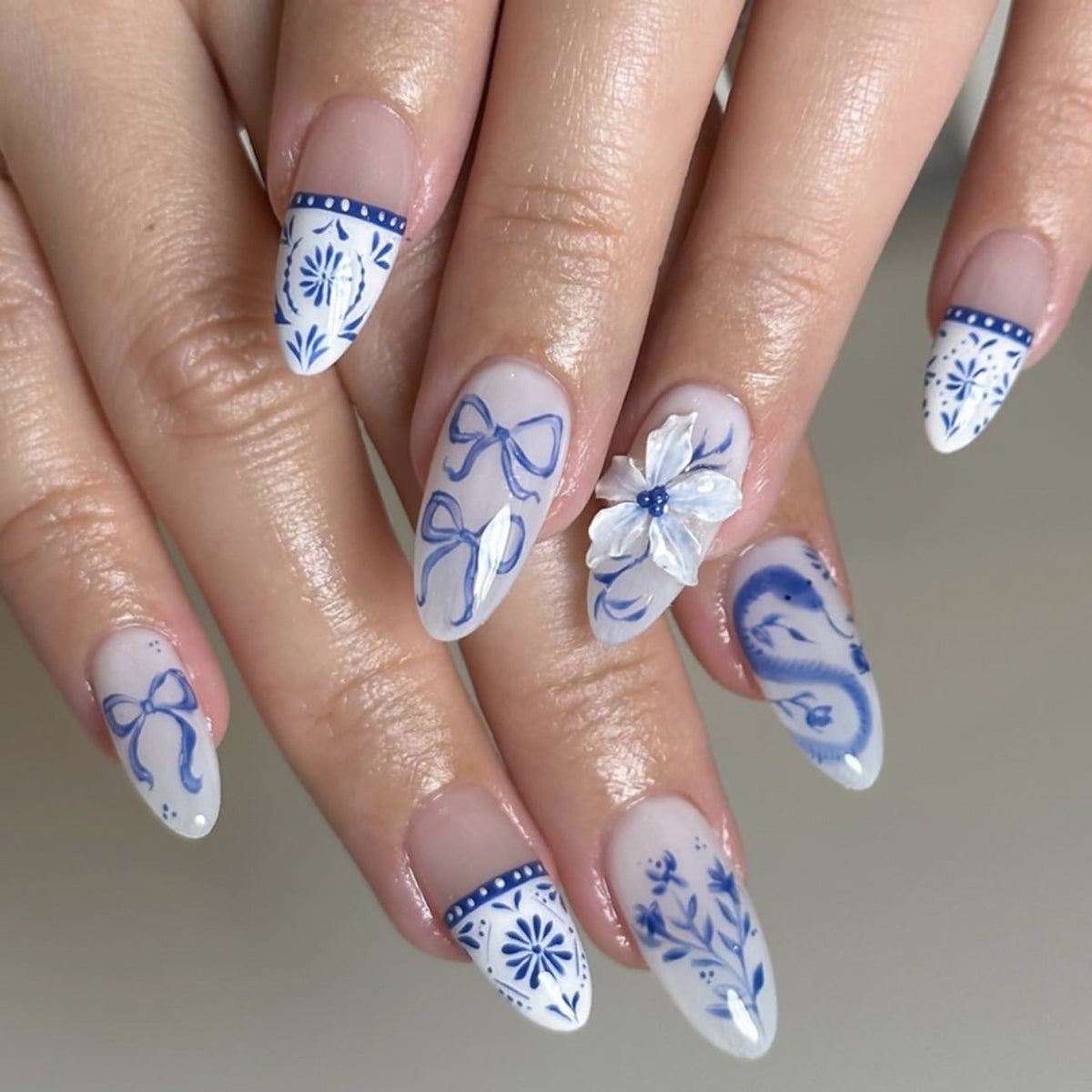 Kunstvolle Nagelkunst mit floralen und Bogenverzierungen Brehn