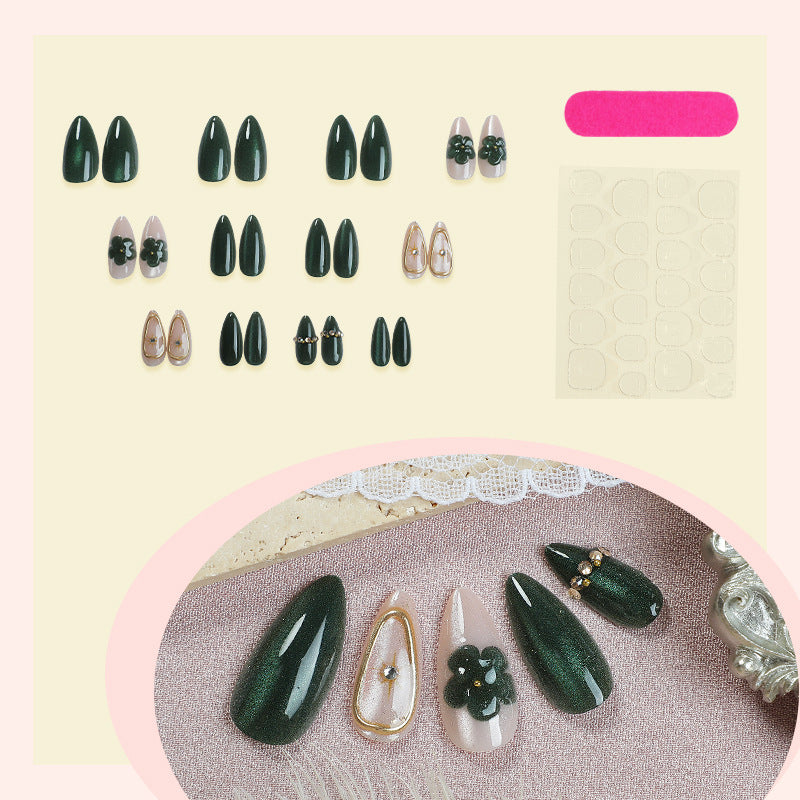 Kunstnagelset mit floralen Akzenten und Glitzerdetails Brehn