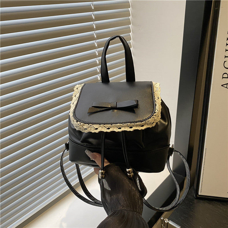 Niedlicher Mini-Rucksack mit Spitzenbesatz Brehn