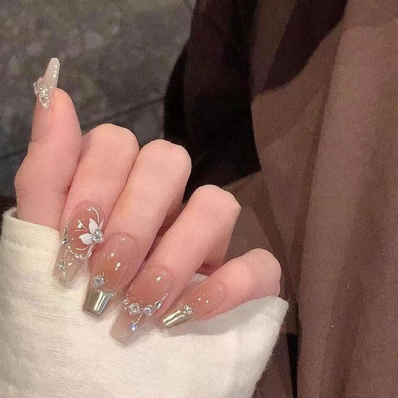 Elegante Press-On-Nagelkunst mit floralen und Edelstein-Details Brehn