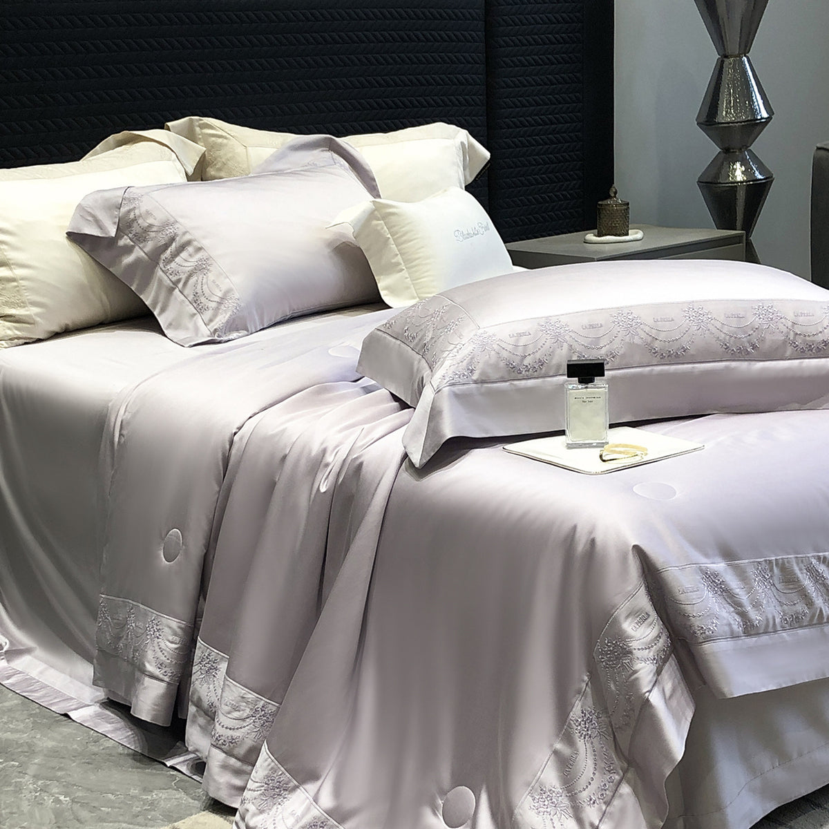 Satin-Bettbezug- und Kissenhüllen-Set mit feiner Jacquard-Stickerei und Hotelfinish