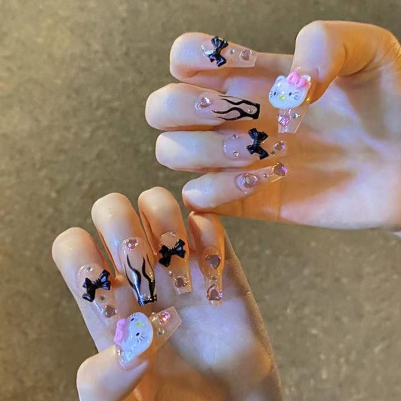 Kunstvolle Nagelverlängerungen mit Hello Kitty und floralen Akzenten Brehn