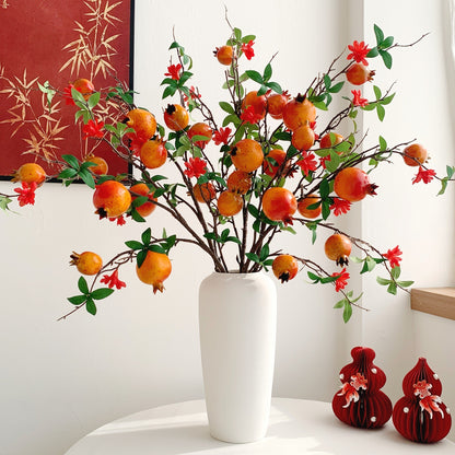 Dekorative Granatapfelblütenarrangement