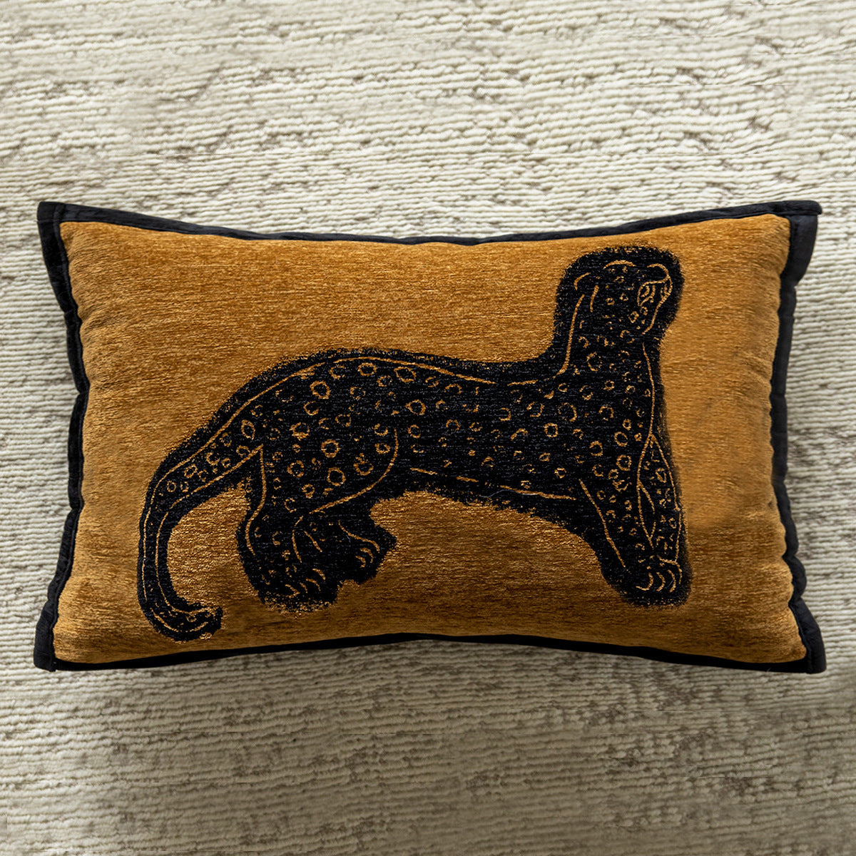 Luxuriöses Kissen mit Pantherdesign