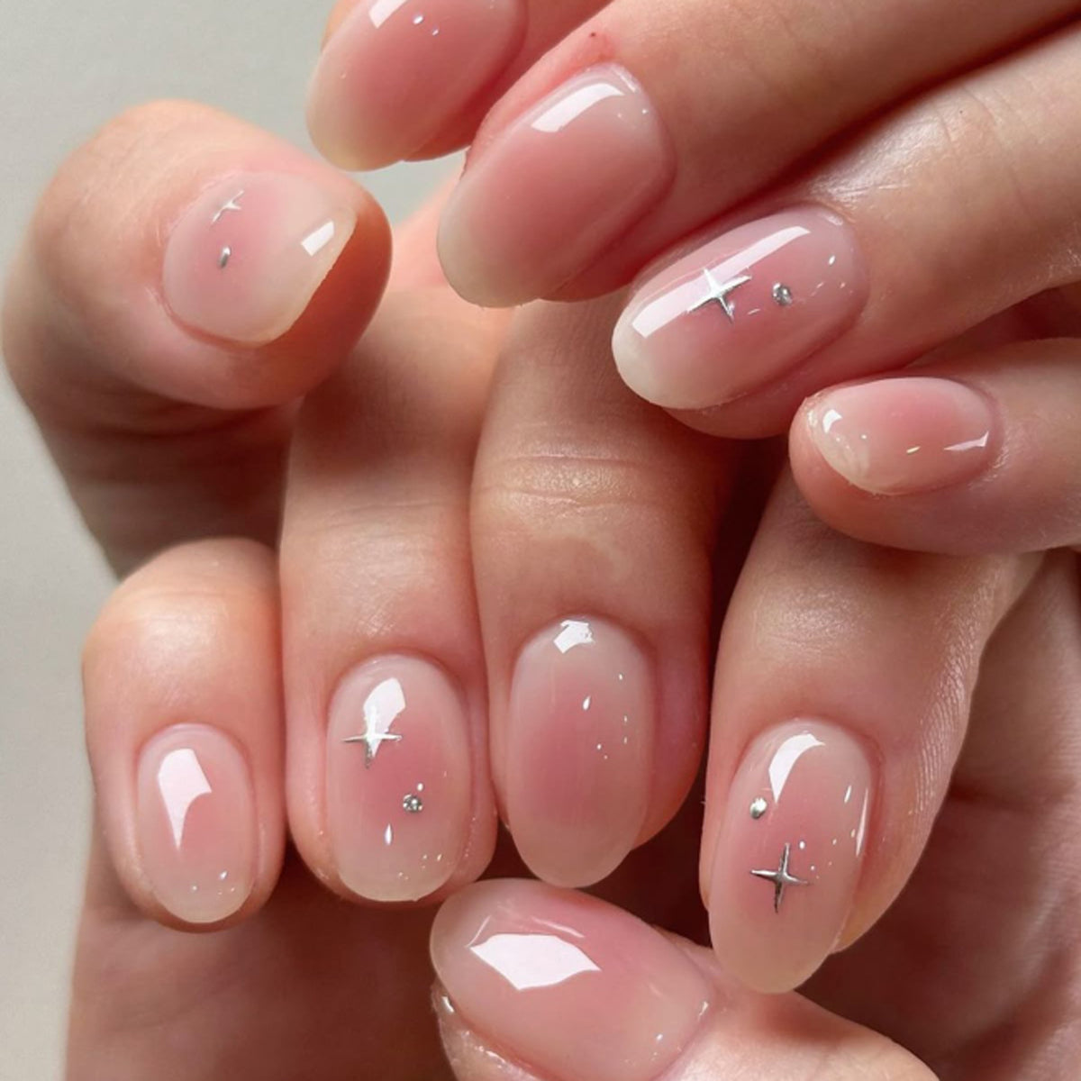 Kunstvolle Nagelverlängerungen mit glänzenden Strassakzenten Brehn