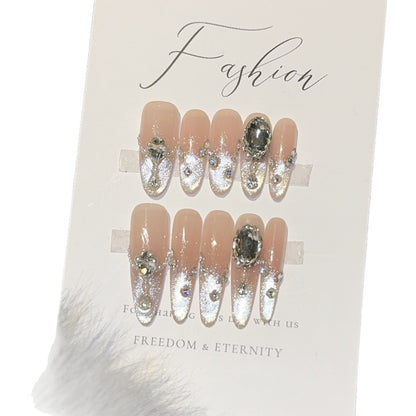 Glamouröse Kunstnagelspitzen mit Strass-Akzenten Brehn