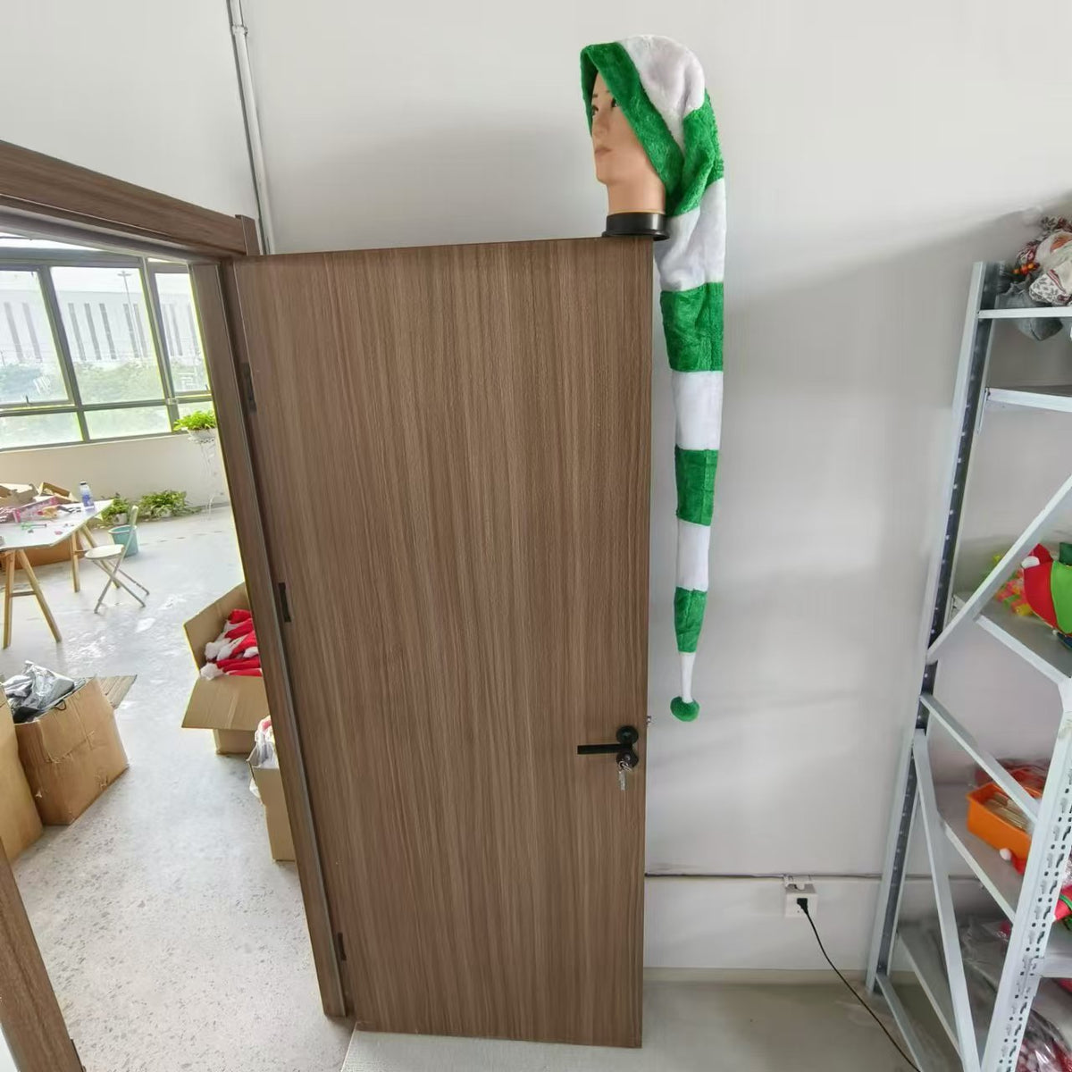 Lange Weihnachtsmütze im gestreiften Design