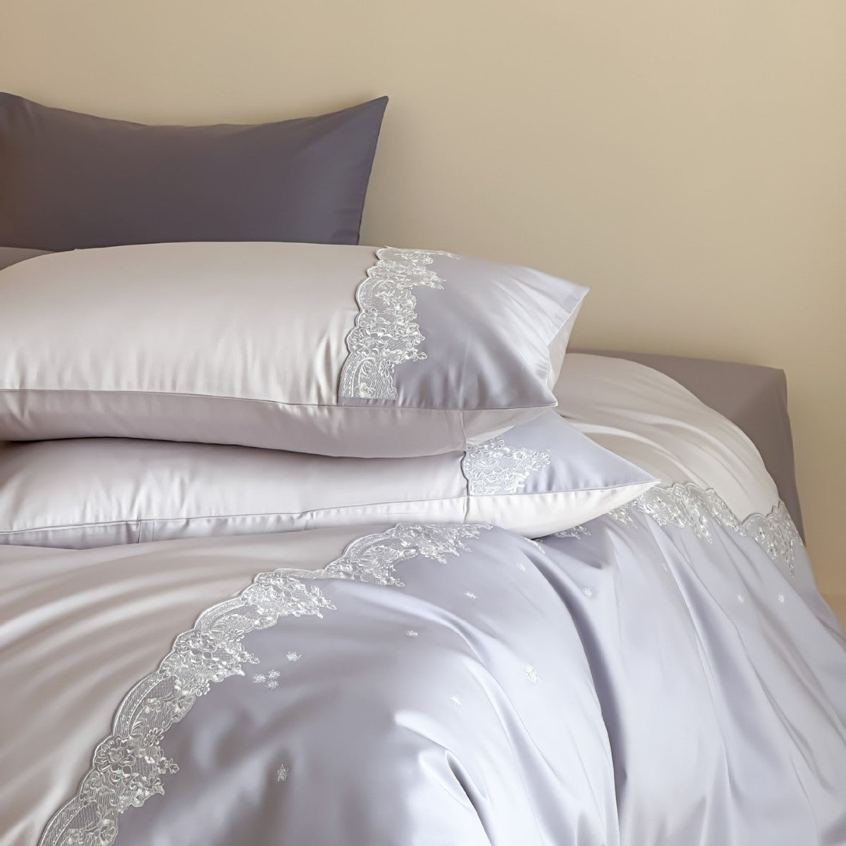 Satin-Bettwäschegarnitur mit floraler Spitzenbordüre und extraweichem Mikrosatin