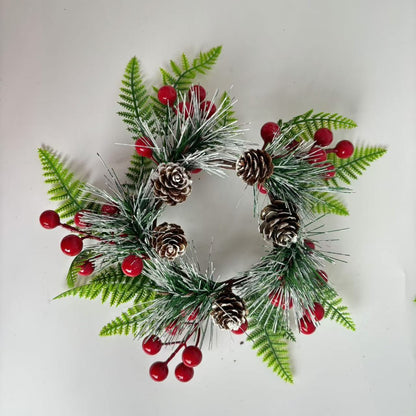 Weihnachtskranz mit Tannenzapfen und roten Beeren