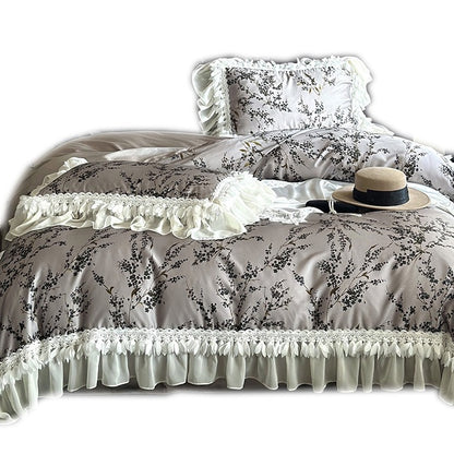 Satin-Bettgarnitur mit floraler Druckdecke, gestuftem Rüschenkissen & Spitzenbesatz