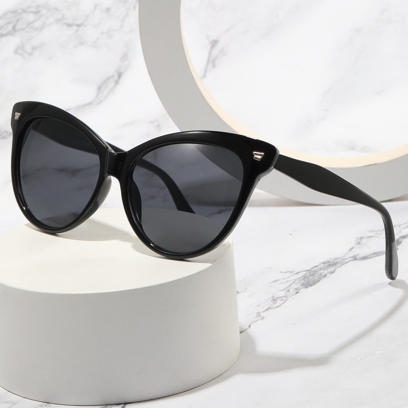 Damen modische Cat-Eye Sonnenbrille mit transparentem Rahmen und blauen Gläsern Brehn