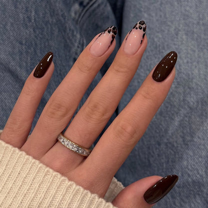 Kunstvolle Stiletto-Nägel mit elegantem Design und glänzendem Finish Brehn
