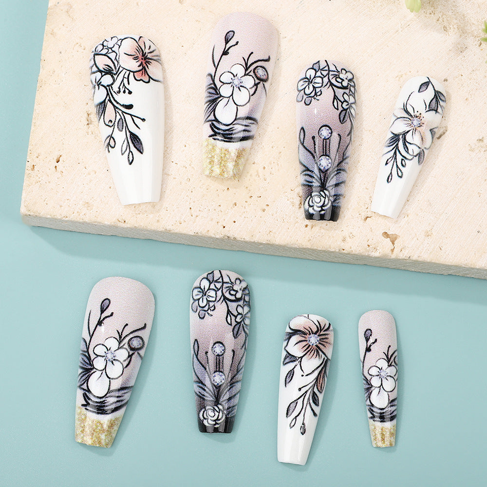 Kunstnagel Set mit kunstvollen floralen Verzierungen Brehn