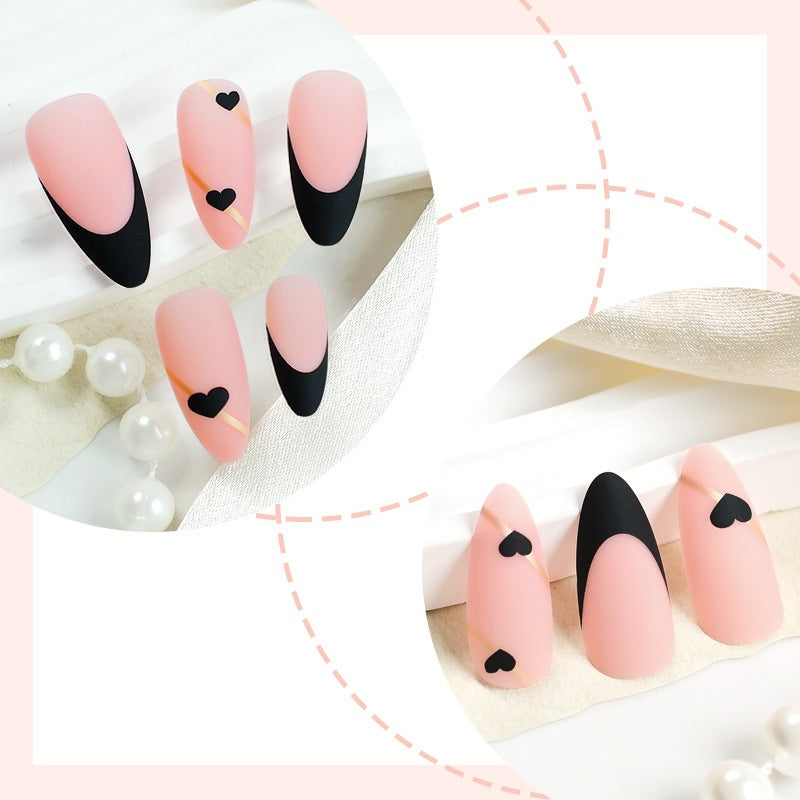 Kreatives Kunstnagelset mit herzförmigen Akzenten und eleganter French-Spitze Brehn