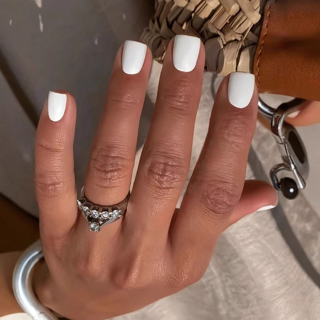 Kunstnagelset mit elegantem Hochglanz-Finish und pflegeleichter Oberfläche Brehn