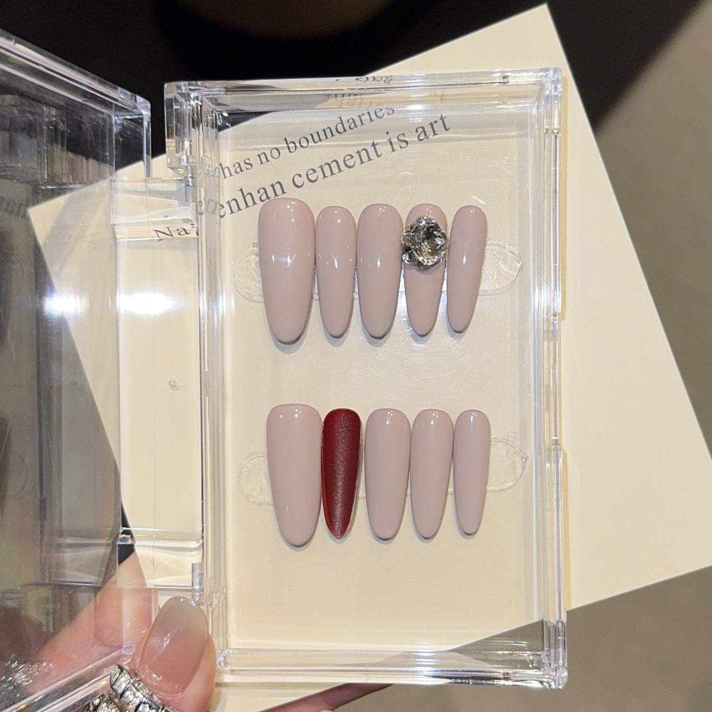 Kunstnägel mit Elegantem Glitzer-Akzent Brehn