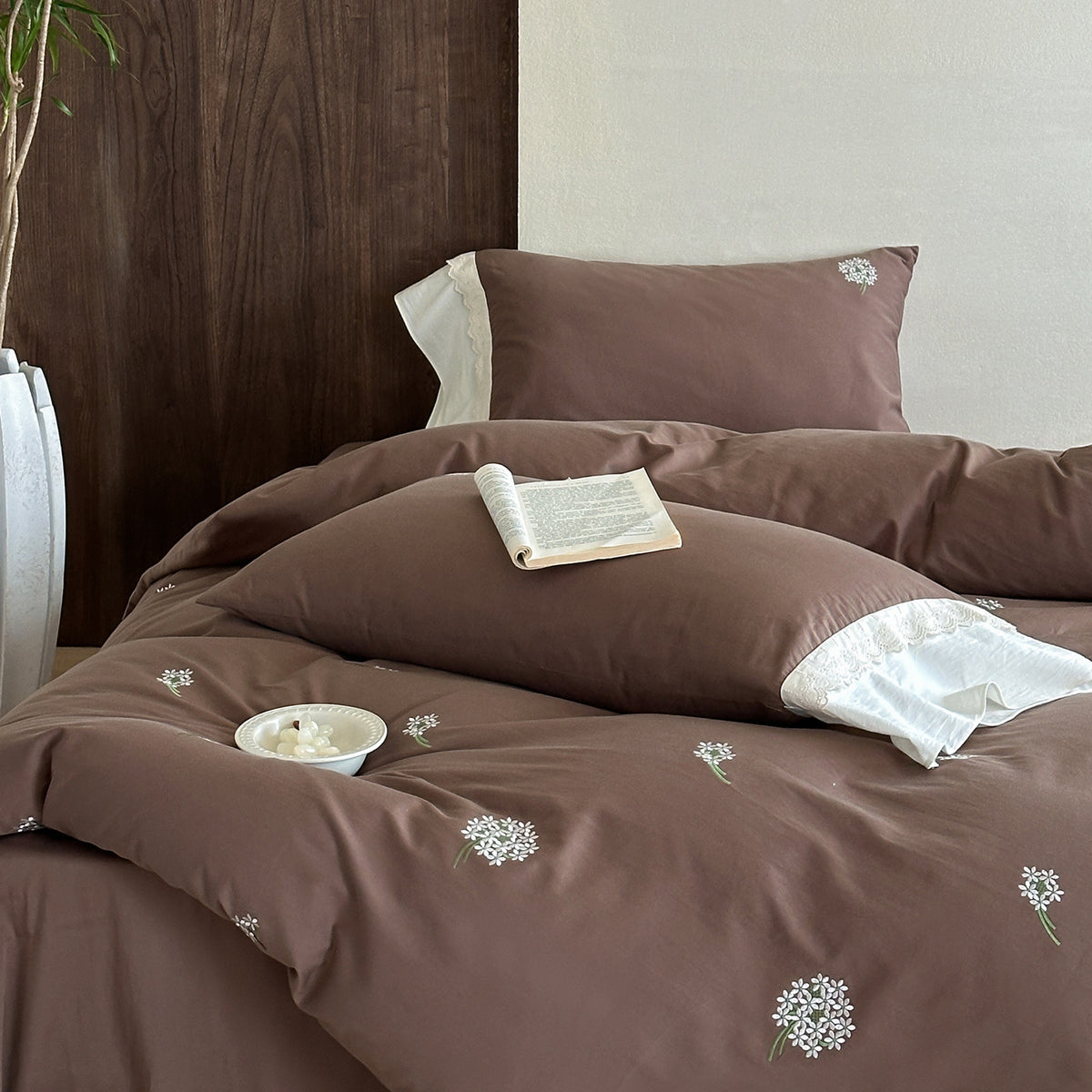 Bestickte botanische Mikrosatin Bettbezugset mit minimalistischem Zweigmotiv
