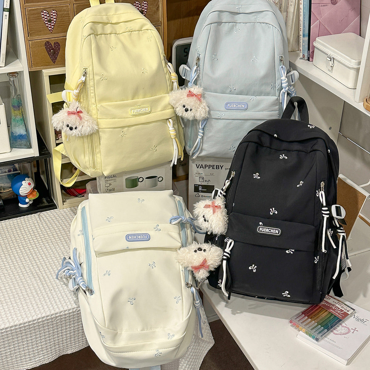 Stylischer Multi-Taschen Rucksack mit pelzigem Schlüsselanhänger Brehn